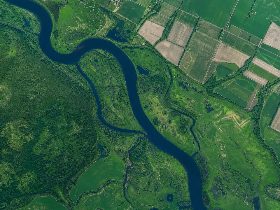 河流与湿地遥感影像示意
